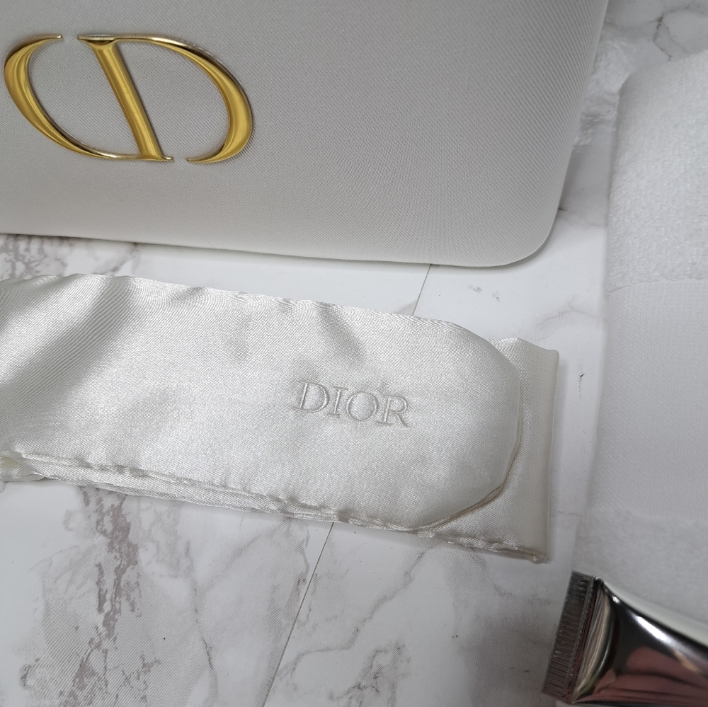 Dior White Vanity Case, Hand Towel, Headband And 15 ml Capture Totale Hyalushot - Picture 2 of 14